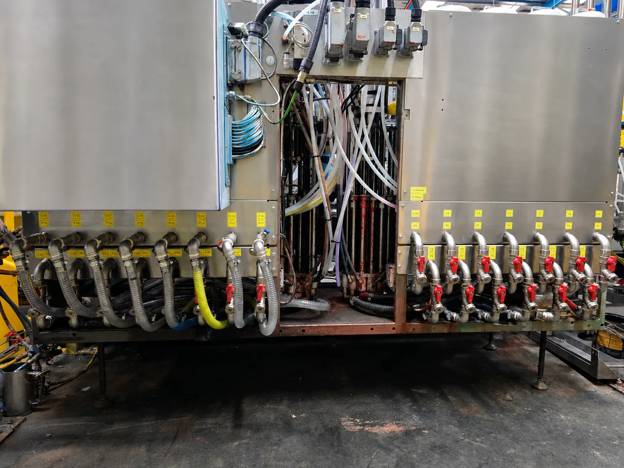 Relocated external filter and ball valve arrangement on an industrial stainer dosing machine